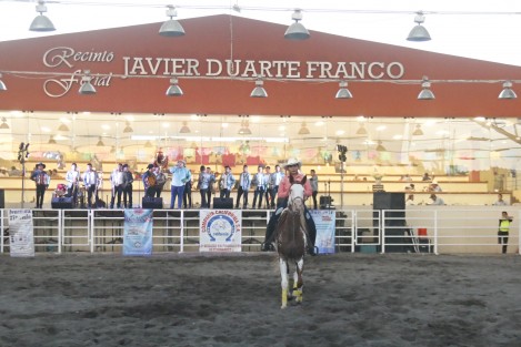 Aún no han sido retiradas las letras que dan el nombre de Javier Duarte Franco al recinto ferial de la Asociación Ganadera Zona Centro de Veracruz. 