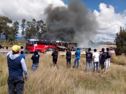 Un muerto, seis lesionados, un autobús calcinado, cuantiosos daños materiales y cierre de la circulación fue el saldo de un choque múltiple en el kilómetro 137+300 de la autopista Puebla-Córdoba, la tarde de este domingo.  