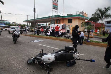 Un oficial de la Policía Estatal y un repartidor de tortillas resultaron lesionados, luego de que colisionaron cuando circulaban a bordo de sus respectivas motocicletas, sobre el bulevar Miguel Alemán y calle 21 de la colonia Benito Juárez, de Córdoba, Ver..