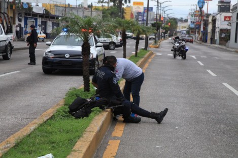 Un oficial de la Policía Estatal y un repartidor de tortillas resultaron lesionados, luego de que colisionaron cuando circulaban a bordo de sus respectivas motocicletas, sobre el bulevar Miguel Alemán y calle 21 de la colonia Benito Juárez, de Córdoba, Ver..