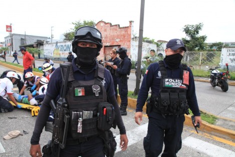 Un elemento de la SSP amenazó a los reporteros que cubrían un accidente en Córdoba, en el que estuvo involucrado uno de sus compañeros, con que  si continuaban tomando gráficas del accidente les pondría los fierros y subiría a la patrulla.
