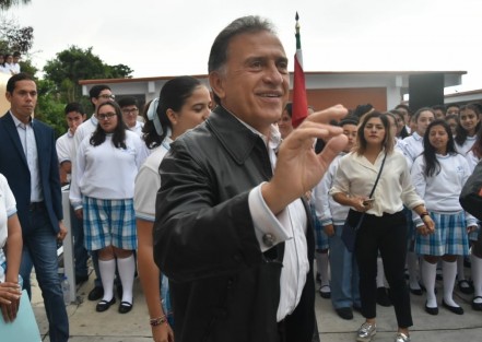 El gobernador del Estado, Miguel Ángel Yunes Linares confirmó que el pasado fin de semana la Comisión Nacional del Agua (Conagua) activó la Alerta Gris con el objetivo de prevenir a la población sobre la lluvia, las rachas de viento y las bajas temperaturas que traerá consigo el fenómeno meteorológico durante la entrega de la rehabilitación de la escuela  Ricardo Flores Magón oficial B.  