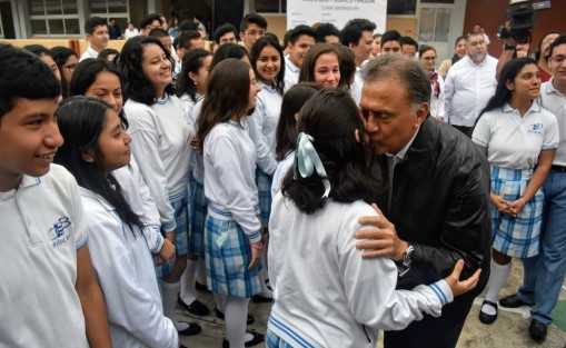 El gobernador del Estado, Miguel Ángel Yunes Linares confirmó que el pasado fin de semana la Comisión Nacional del Agua (Conagua) activó la Alerta Gris con el objetivo de prevenir a la población sobre la lluvia, las rachas de viento y las bajas temperaturas que traerá consigo el fenómeno meteorológico durante la entrega de la rehabilitación de la escuela  Ricardo Flores Magón oficial B.  