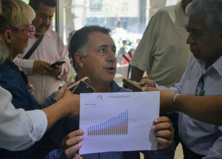 Integrantes del Frente Nacional Lechero dieron a conocer que el próximo secretario de Agricultura, Ganadería, Desarrollo Rural, Pesca y Alimentación (Sagarpa), Víctor Villalobos, les informó que a partir del próximo 1 de enero se incrementará el precio del litro de leche a 8 pesos con 20 centavos. 