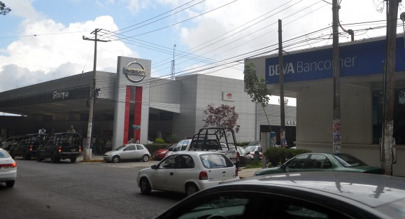 Alrededor de las 2 de la tarde, 4 sujetos armados asaltaron en Xalapa, la sucursal de Bancomer de la avenida Xalapa; testigos mencionaron haber escuchado  detonaciones de arma de fuego y luego observar a un sujeto que corría hacia un auto blanco tipo Neón, el cual fue localizado a unas calles de la sucursal. 