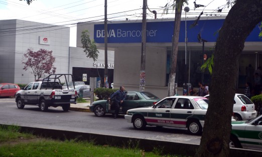 Alrededor de las 2 de la tarde, 4 sujetos armados asaltaron en Xalapa, la sucursal de Bancomer de la avenida Xalapa; testigos mencionaron haber escuchado  detonaciones de arma de fuego y luego observar a un sujeto que corría hacia un auto blanco tipo Neón, el cual fue localizado a unas calles de la sucursal. 