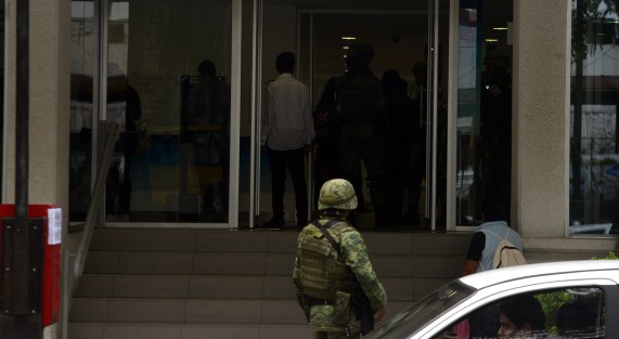 Elementos de la SSP y policía militar montaron un operativo para tratar de localizar a los responsables del asalto; se menciona que los sujetos se llevaron fuerte suma de dinero.