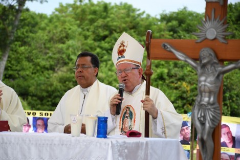 El obispo de Veracruz, Luis Felipe Gallardo, ofició una misa,   por las personas desaparecidas en las fosas de Colinas de Santa Fe. Le acompañaron Thomas Kehneth Zurcher, director de la Congregación de Santa Cruz en México;  el gobernador electo, Cuitláhuac García, y madres de diversos colectivos de búsqueda. 