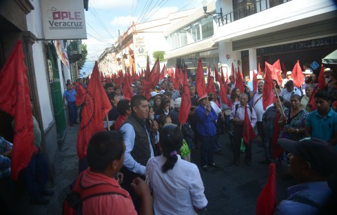 Una vez más, antorchistas tomaron la calle de Juárez en el centro de la ciudad de Xalapa, para exigir al OPLE se conceda la diputación plurinominal a su representante. 