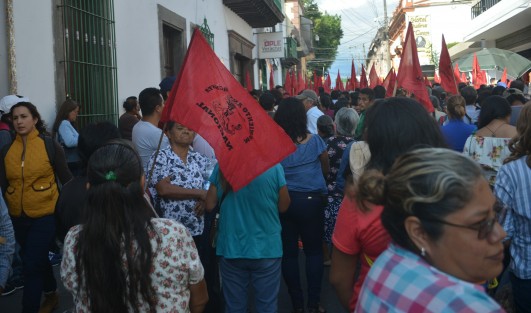 Una vez más, antorchistas tomaron la calle de Juárez en el centro de la ciudad de Xalapa, para exigir al OPLE se conceda la diputación plurinominal a su representante. 