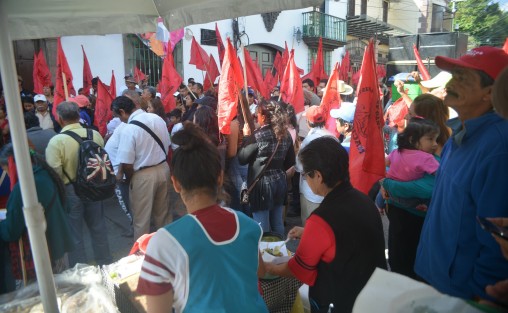 Fieles a sus costumbres. con camionetas, puestos de tacos y banderas se apostaron frente a las oficinas del OPLE sin que fueran molestados por autoridades, como en otros casos.