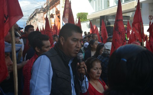 Una vez más, antorchistas tomaron la calle de Juárez en el centro de la ciudad de Xalapa, para exigir al OPLE se conceda la diputación plurinominal a su representante. 