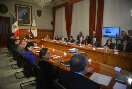 El gobernador Miguel Ángel Yunes Linares se reunió con integrantes del Comité Ciudadano de Entrega-Recepción  en Palacio de Gobierno, donde con presentaciones de cifras explican lo logrado durante su mini administración.