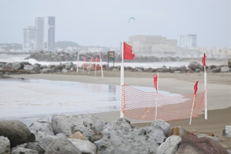 Las playas de Boca del Río fueron cerradas a los bañistas para evitar percances ante la entrada de un nuevo frente frío, pues se incrementaron la marejada y el oleaje.  