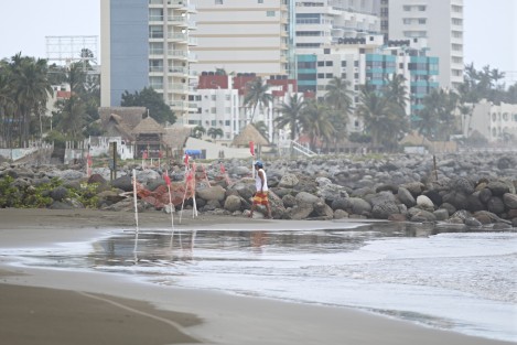 Las playas de Boca del Río fueron cerradas a los bañistas para evitar percances ante la entrada de un nuevo frente frío, pues se incrementaron la marejada y el oleaje.  