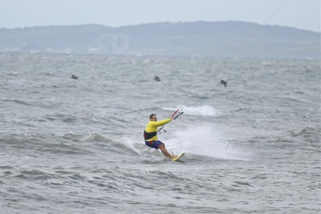 Amantes de los deportes extremos, aprovecharon la fuerte marejada que provocó la entrada de un frente frío para practicar Kitesurfing en la Playa Santa Ana.  