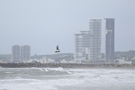 Amantes de los deportes extremos, aprovecharon la fuerte marejada que provocó la entrada de un frente frío para practicar Kitesurfing en la Playa Santa Ana.  