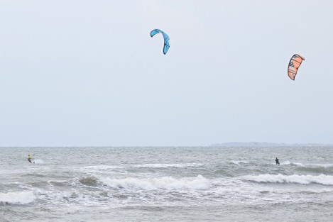 Amantes de los deportes extremos, aprovecharon la fuerte marejada que provocó la entrada de un frente frío para practicar Kitesurfing en la Playa Santa Ana.  