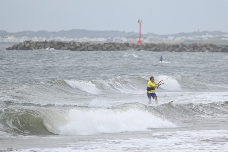 Amantes de los deportes extremos, aprovecharon la fuerte marejada que provocó la entrada de un frente frío para practicar Kitesurfing en la Playa Santa Ana.  