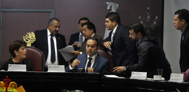 Asesores de los legisladores locales entraron al quite durante la sesión de la Permanente, y uno se pregunta si no es que los asesores deberían ser quienes sesionen.  