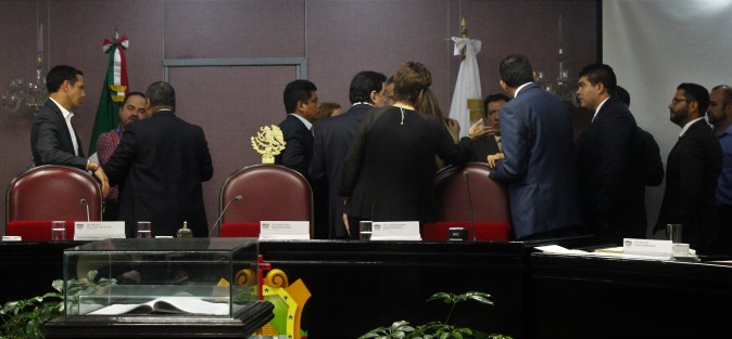 Asesores de los legisladores locales entraron al quite durante la sesión de la Permanente, y uno se pregunta si no es que los asesores deberían ser quienes sesionen.  