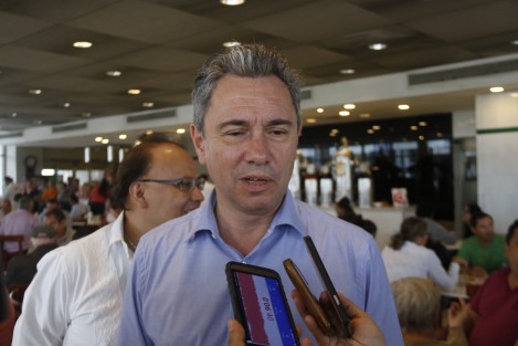 Manuel Gómez Morín, candidato a la dirigencia nacional del PAN, sostuvo un encuentro en Boca del Río, Ver. con militantes de este partido que apoyan su proyecto. Gómez Morín del Río aseguró que espera que muchos militantes se unan a su propuesta.