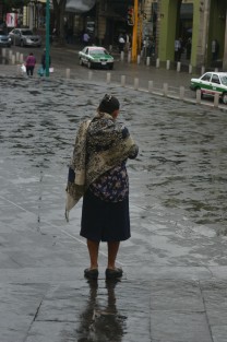 El frente frío número 6 permanecerá estacionario desde Sinaloa hasta el sur de Veracruz, y junto con la zona de inestabilidad con potencial ciclónico, que se localizará al sur de Chiapas, ocasionarán tormentas torrenciales en Puebla y Veracruz, informó el Servicio Meteorológico Nacional (SMN). 