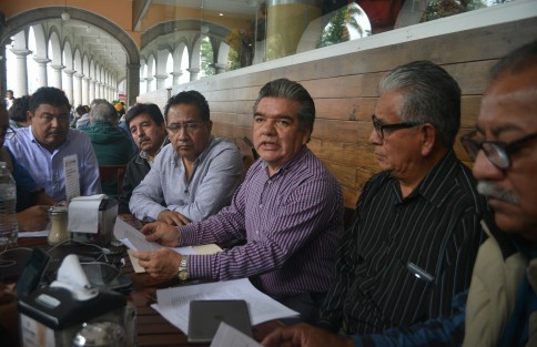 Integrantes de la Coordinación Estatal de Líderes Taxistas anunciaron que el día de mañana, en las ciudades grandes del estado de Veracruz, alrededor de diez mil choferes efectuarán un paro de labores en protesta por las medidas tomadas por el gobernador Miguel Ángel Yunes Linares. 