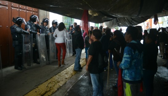 Policías antimotines y elementos de la SSP resguardan la entrada a las oficinas del OPLE en Xalapa, así como la esquina de la calle Clavijero, y a pesar de eso la calle Juárez sigue bloqueada por los manifestantes de Antorcha  Campesina.