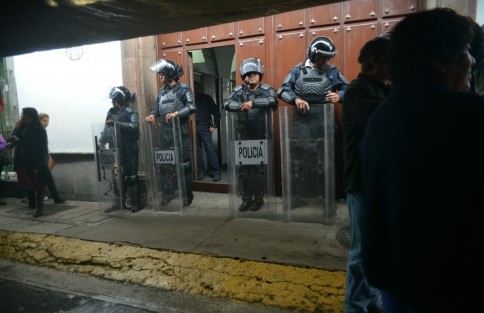 Policías antimotines y elementos de la SSP resguardan la entrada a las oficinas del OPLE en Xalapa, así como la esquina de la calle Clavijero, y a pesar de eso la calle Juárez sigue bloqueada por los manifestantes de Antorcha  Campesina.