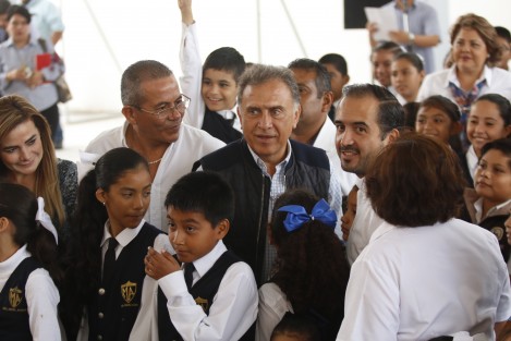 En un día más en el municipio de Veracruz, el gobernador Miguel Ángel Yunes Linares, visitó la escuela General Miguel Alemán para realizar la entrega de equipo de cómputo. 