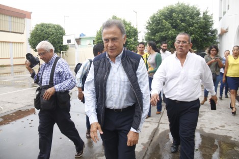En un día más en el municipio de Veracruz, el gobernador Miguel Ángel Yunes Linares, visitó la escuela General Miguel Alemán para realizar la entrega de equipo de cómputo. 
