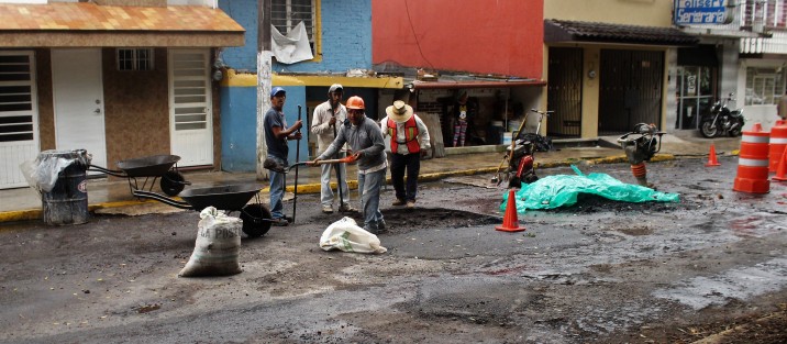 Realizan trabajos de bacheo en la calle Encanto, a decir de los trabajadores, más que bacheo será sustitución del pavimento. Los mismos trabajadores dijeron que la obra es gestión del Gobernador electo y diputados locales. 
