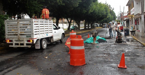 Realizan trabajos de bacheo en la calle Encanto, a decir de los trabajadores, más que bacheo será sustitución del pavimento. Los mismos trabajadores dijeron que la obra es gestión del Gobernador electo y diputados locales. 