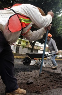 Realizan trabajos de bacheo en la calle Encanto, a decir de los trabajadores, más que bacheo será sustitución del pavimento. Los mismos trabajadores dijeron que la obra es gestión del Gobernador electo y diputados locales. 