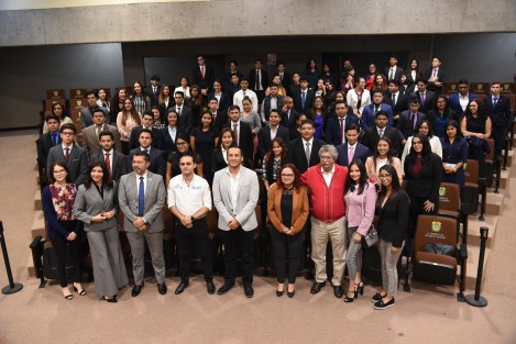 Estudiantes de la Universidad Cristóbal Colón recibieron charlas de algunos diputados locales sobre su labor legislativa. 