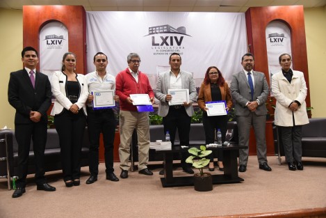 Estudiantes de la Universidad Cristóbal Colón recibieron charlas de algunos diputados locales sobre su labor legislativa. 
