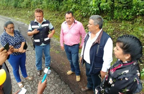 Con el fin de supervisar los trabajos en conjunto de limpieza de las cunetas y los laterales de la carretera Teocelo - Cosautlán de Carvajal en beneficio de personas que transitan por esta ruta, se reunieron el alcalde de de Teocelo, Mario Antonio Chama Díaz y el alcalde de Ixhuacán de los Reyes, José Luis Vargas González, junto con la secretaria del ayuntamiento de Cosautlán de Carvajal, Guadalupe Olmos, en representación de la Alcaldesa y con la Síndica de Teocelo Zayra Martínez Andrade. 