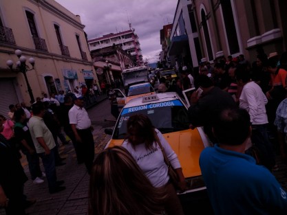 Este jueves taxista cumplieron su palabra y desde muy temprano se pudo apreciar su presencia en la explanada del parque 21 de Mayo, en Córdoba. 