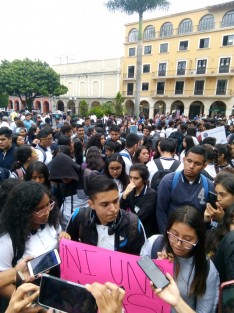 Estudiantes de la ESBAO se manifestaron este día en la explanada del parque 21 de Mayo, para exigir más seguridad, luego de que el pasado sábado uno de sus compañeros fuera asesinado. 