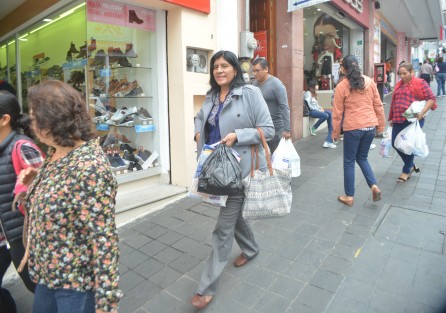 La todavía diputada local perredista, Yazmín Copete Zapot, camina por la calle de Lucio luego de realizar algunas compras, lo que deja ver que ya está praticando la vida común y corriente. 