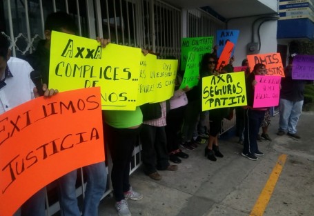 Familiares del joven Didier Hernández Valencia, fallecido en accidente el 27 de julio de 2017, se manifestaron frente a las oficinas de la aseguradora AXXA, en Xalapa, Ver. debido a que la misma se ha negado a pagar la indemnización a los deudos beneficiarios de un seguro contratado en esa empresa.