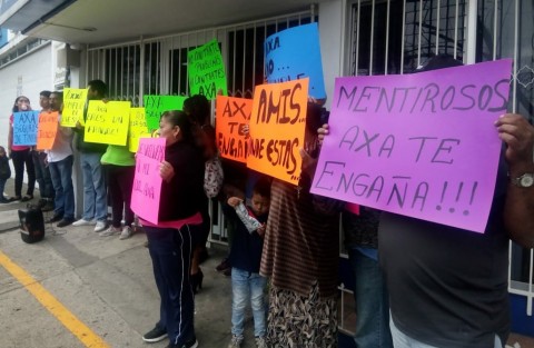 Familiares del joven Didier Hernández Valencia, fallecido en accidente el 27 de julio de 2017, se manifestaron frente a las oficinas de la aseguradora AXXA, en Xalapa, Ver. debido a que la misma se ha negado a pagar la indemnización a los deudos beneficiarios de un seguro contratado en esa empresa.