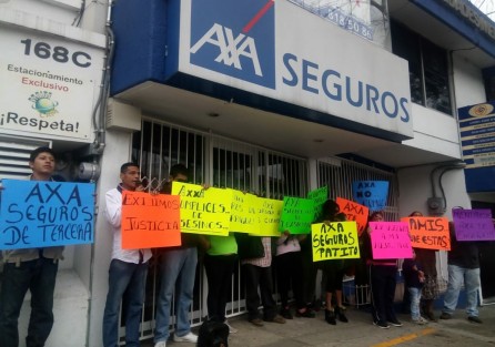 Familiares del joven Didier Hernández Valencia, fallecido en accidente el 27 de julio de 2017, se manifestaron frente a las oficinas de la aseguradora AXXA, en Xalapa, Ver. debido a que la misma se ha negado a pagar la indemnización a los deudos beneficiarios de un seguro contratado en esa empresa.