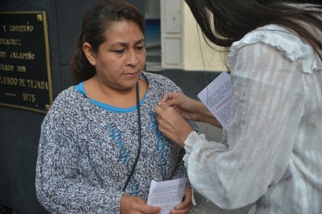 Personal del Instituto Veracruzano de la Mujer repartió folletos y listones en plaza Lerdo con motivo  del Día de la lucha contra el cáncer de mama. 