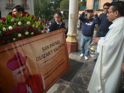 Niños del cClegio Motolinía llevaron una ofrenda floral a la catedral de la capital veracruzana por la cercanía del festejo de San Rafael Guízar.  