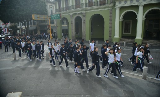 Niños del cClegio Motolinía llevaron una ofrenda floral a la catedral de la capital veracruzana por la cercanía del festejo de San Rafael Guízar.  