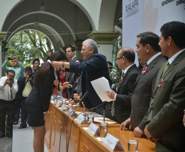 El sesión solemne de cabildo, autoridades municipales de Xalapa entregaron medallas a los alumnos con mejor promedio de la Benemérita Escuela Normal Veracruzana.  