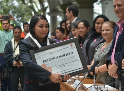El sesión solemne de cabildo, autoridades municipales de Xalapa entregaron medallas a los alumnos con mejor promedio de la Benemérita Escuela Normal Veracruzana.  