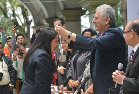 El sesión solemne de cabildo, autoridades municipales de Xalapa entregaron medallas a los alumnos con mejor promedio de la Benemérita Escuela Normal Veracruzana.  